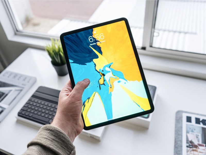 斗球App在iPad横屏模式下的使用场景展示 - 分屏观看比赛与聊天